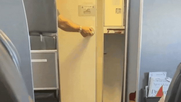 Muškarac kako izlazi iz WC u zrakoplovu