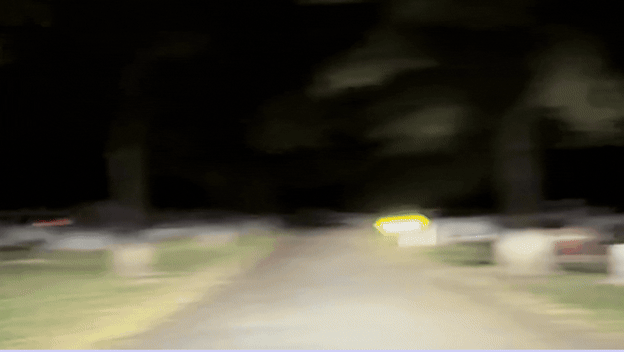 Tesla u noćnoj vožnji grobljem