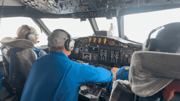 Znanstvenici u kokpitu aviona pri istraživanju uragana Melissa