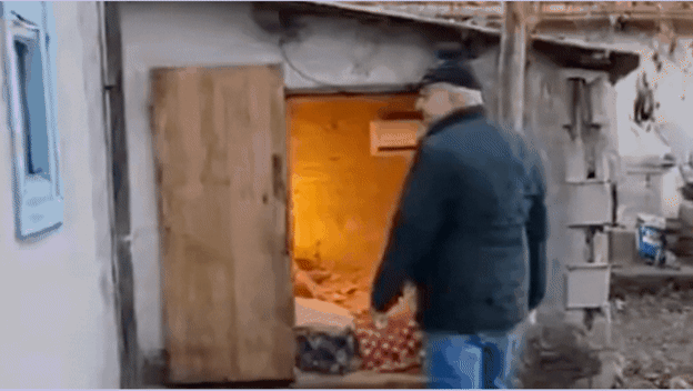 Muškarac koji pokazuje jedan smještaj svinja u Srbiji