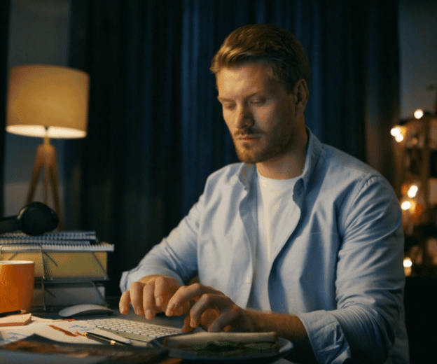 Muškarac ispred računala kako rješava probleme