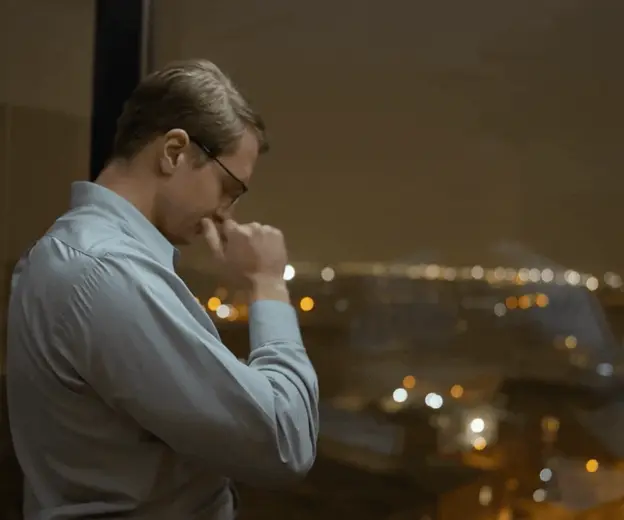 Razmišljanje pred prozorom i pogled u daljinu