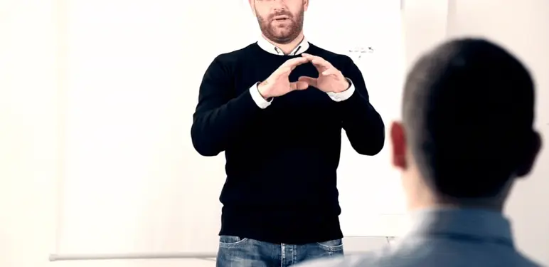 Muškarac koji nešto objašnjava drugom