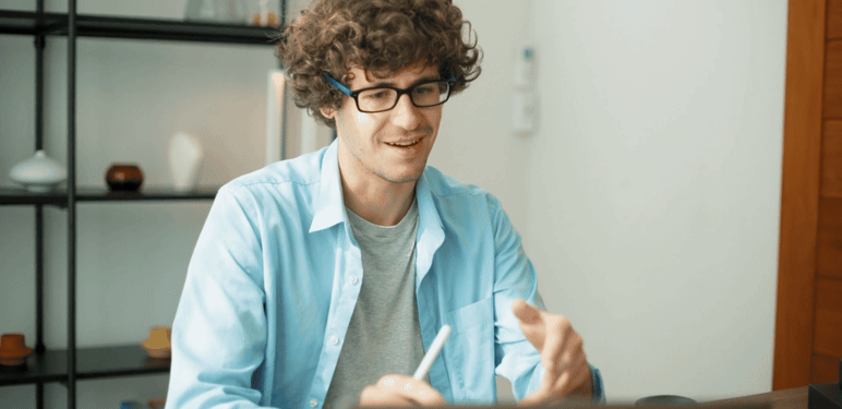 Muškarac koji rješava kviz na kompjutoru