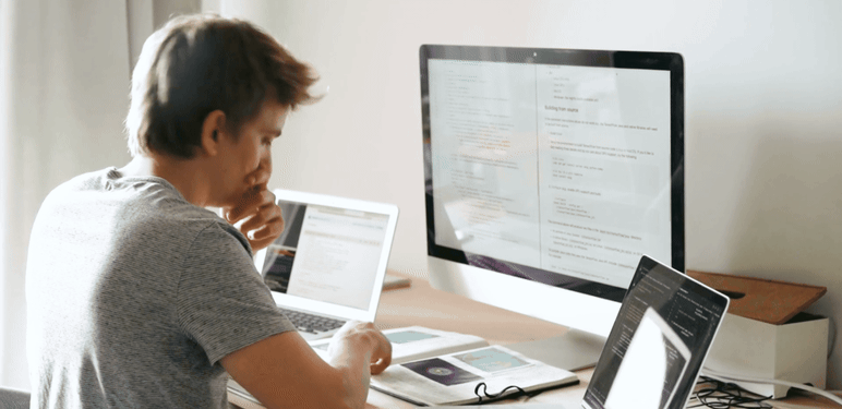 Muškarac za radnim stolom ispred računala