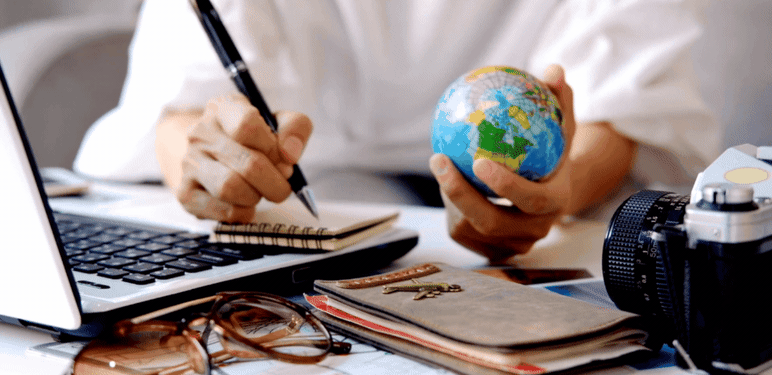 Zapisivanje u bilježnicu i gledanje na globus