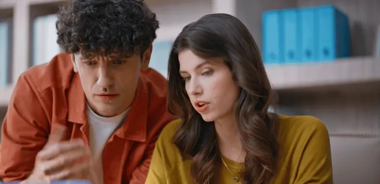 Muškarac i žena nad kompjuterom kako traže rješenje