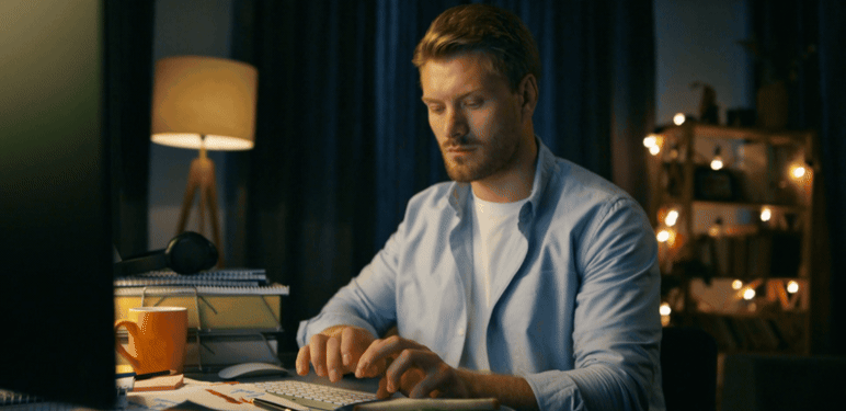 Muškarac ispred računala kako rješava probleme