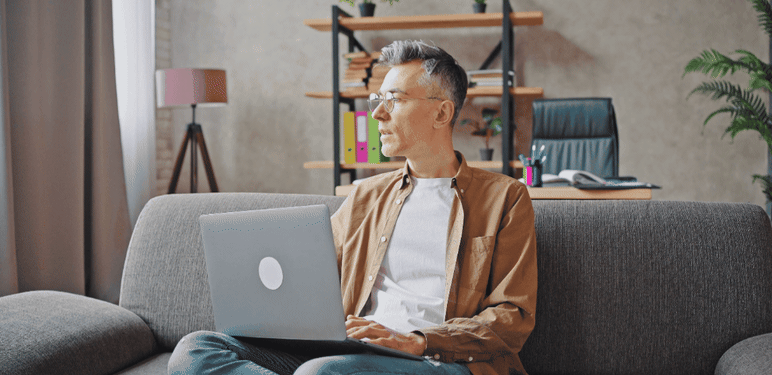 Sjedenje na kauču i igranje na laptopu