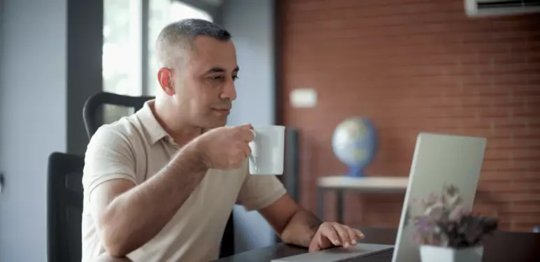 Ispijanje kave uz rad na računalu