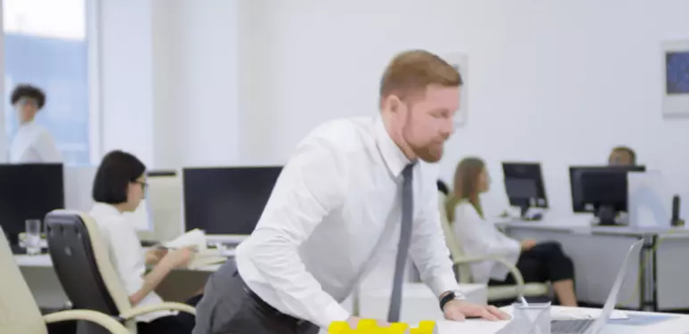 Muškarac koji vježba za radnim stolom