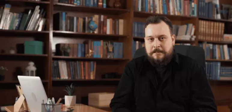 Muškarac koji razmišlja u knjižnici