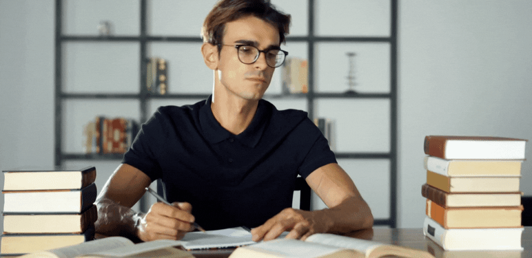 Muškarac koji vodi bilješke dok uči