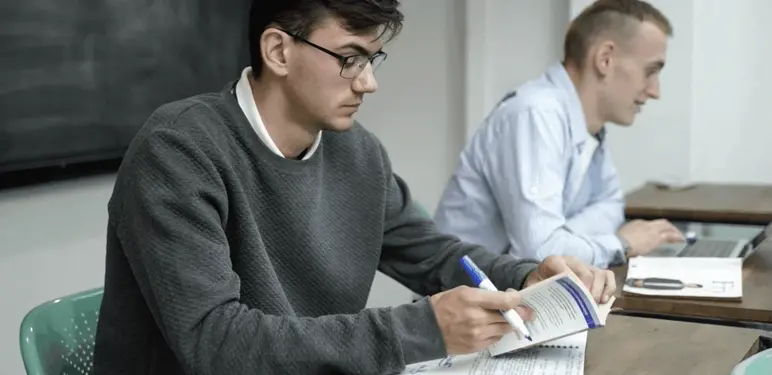 Muškarci koji razmišljaju i istražuju informacije