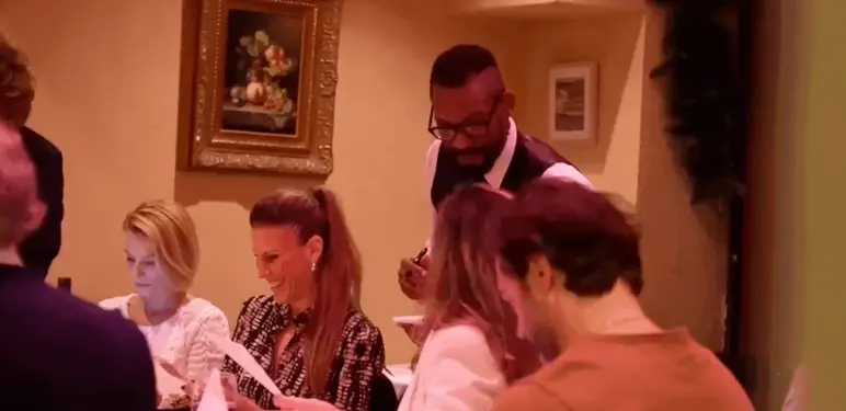 Konobar u SAD-u kako uzima narudžbe na hrvatskom