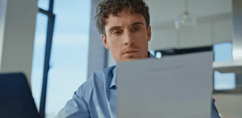 Muškarac koji čita i razmišlja s kemijskom u ustima