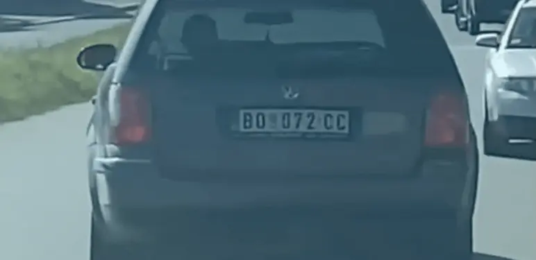 Automobil u Srbiji s teretom na krovu