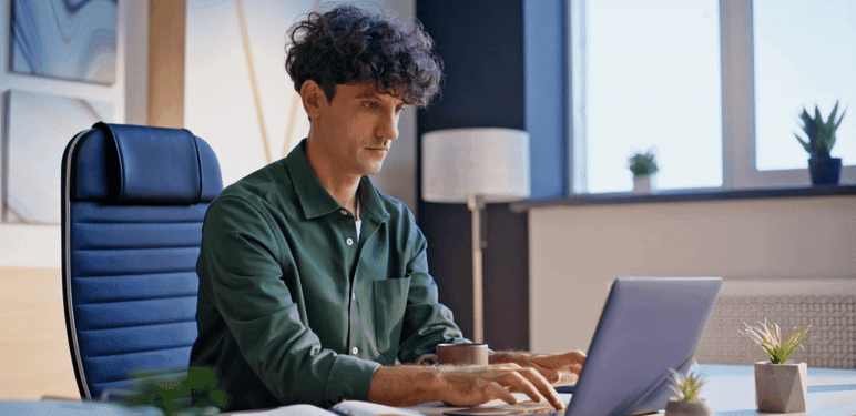 Muškarac pred računalom kako vodi bilješke