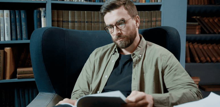 Listanje knjige i razmišljanje