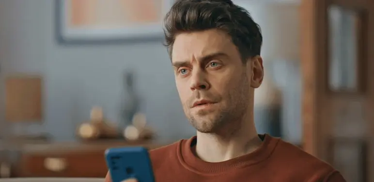 Rješavanje kviza na mobitelu i razmišljanje