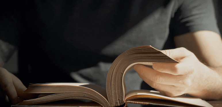 Listanje knjige na stolu