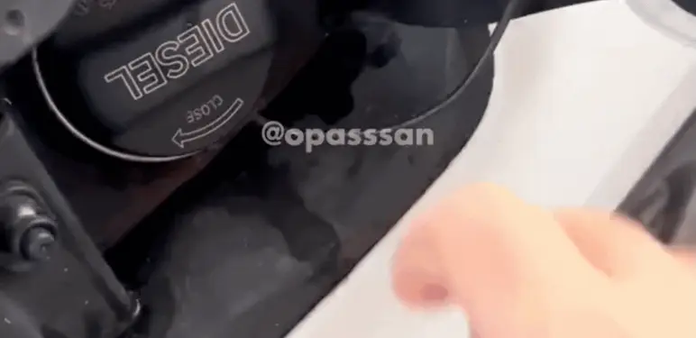 Žena koja toči gorivo na benzinskoj pumpi