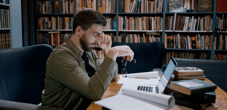 Trljanje očiju i razmišljanje pred računalom