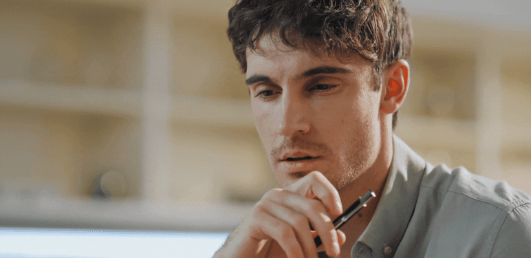 Muškarac kako razmišlja s kemijskom u ruci