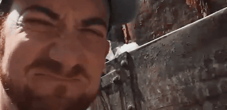 Svjetski putnik Drew Binsky okružen smećem