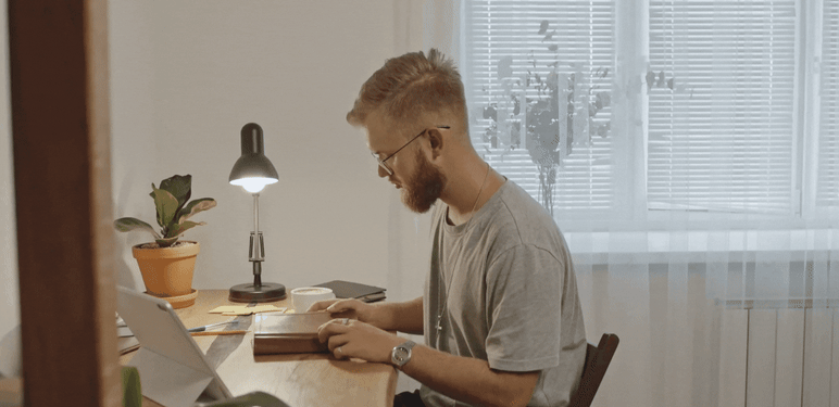 Otvaranje knjige za radnim stolom