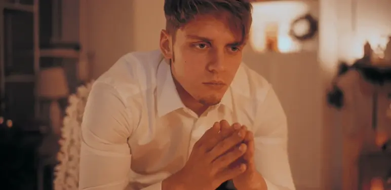 Muškarac kako razmišlja s rukama na lica