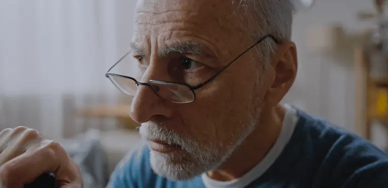 Starac koji razmišlja i gleda u kameru