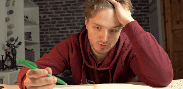 Učenje i čitanje za stolom uz razmišljanje