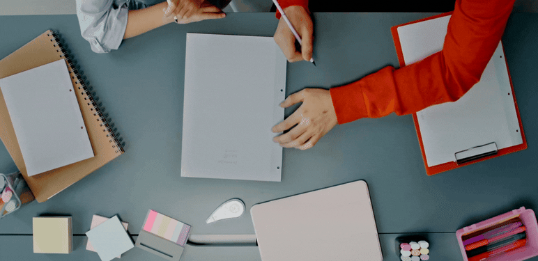 Pisanje i učenje u grupi za stolom