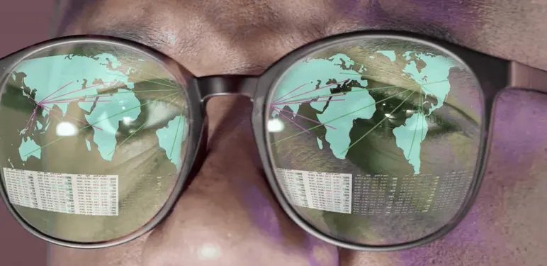 Rad pred računalom i odsjaj u naočalama