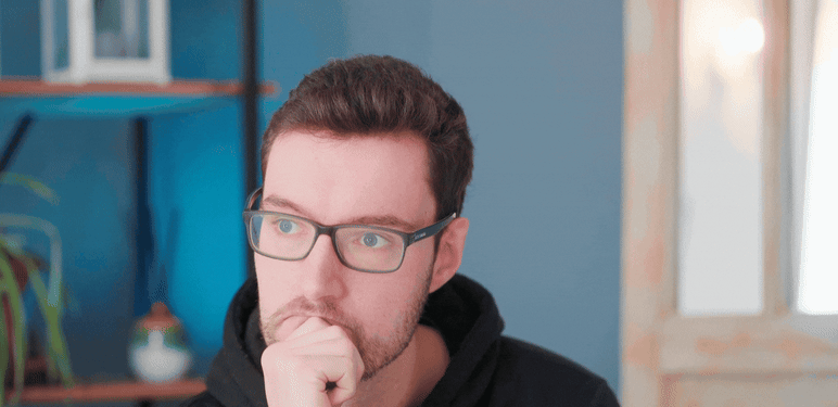 Pogled u daljinu i trljanje brade pri razmišljanju