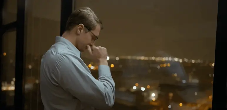 Razmišljanje pred prozorom i pogled u daljinu