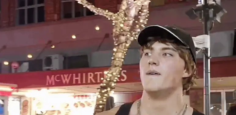 Influencer Androgenic u trenutku skidanje perike