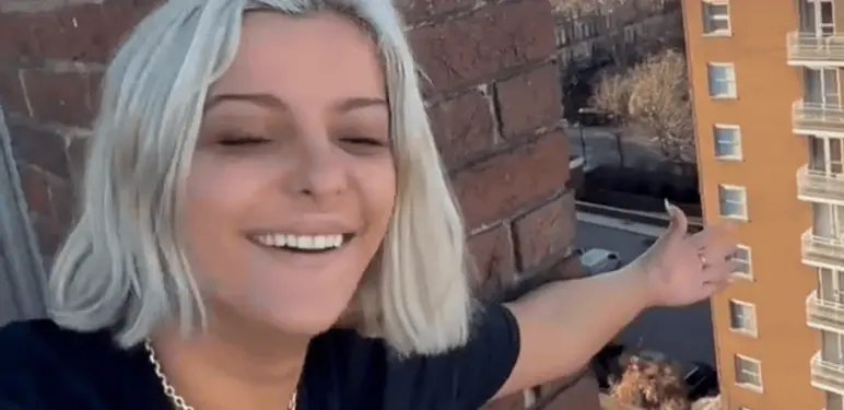 Pjevačica Bebe Rexha na balkonu u Londonu