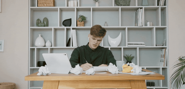 Razmišljanje za radinim stolom