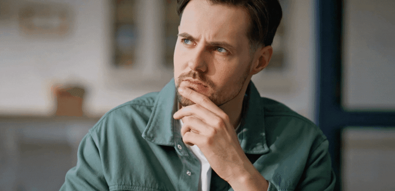 Muškarac koji gladi bradu i razmišlja