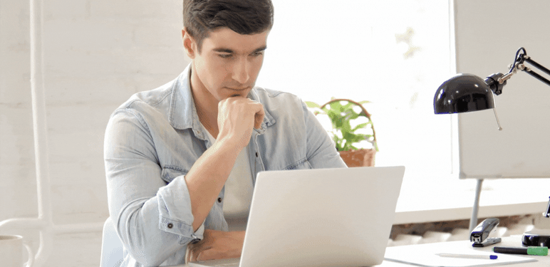 Rješavanje kviza na laptopu uz razmišljanje