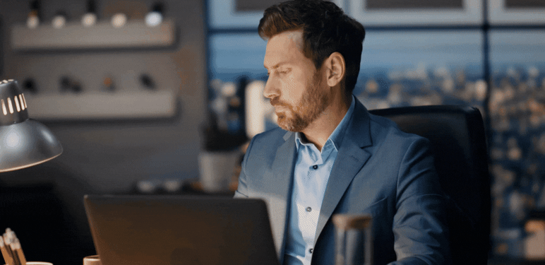 Ispijanje kave i razmišljanje