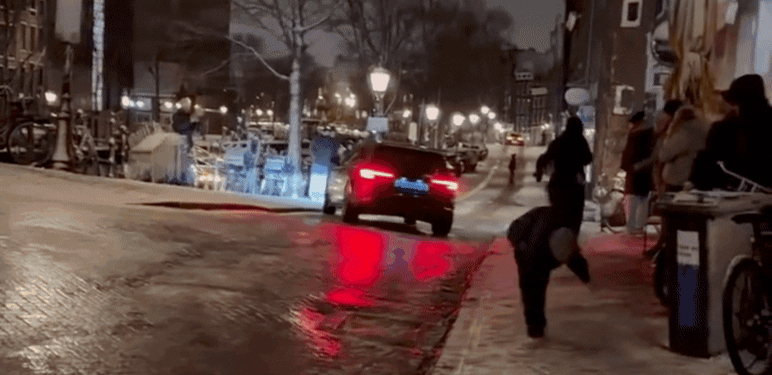 Zaleđena cesta u Nizozemskoj i osobe koje padaju