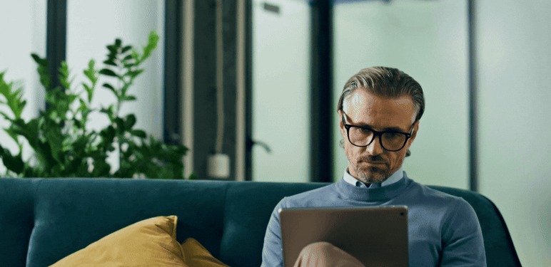 Rješavanje kviza na tabletu i razmišljanje