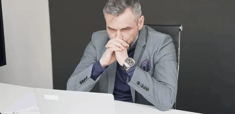 Držanje za glavu pred računalom