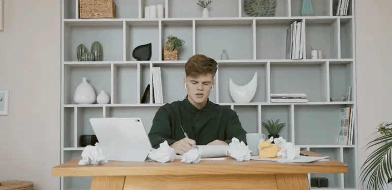 Razmišljanje za stolom punim papira