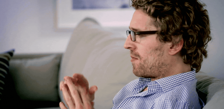 Razmišljanje s naočalama u ustima