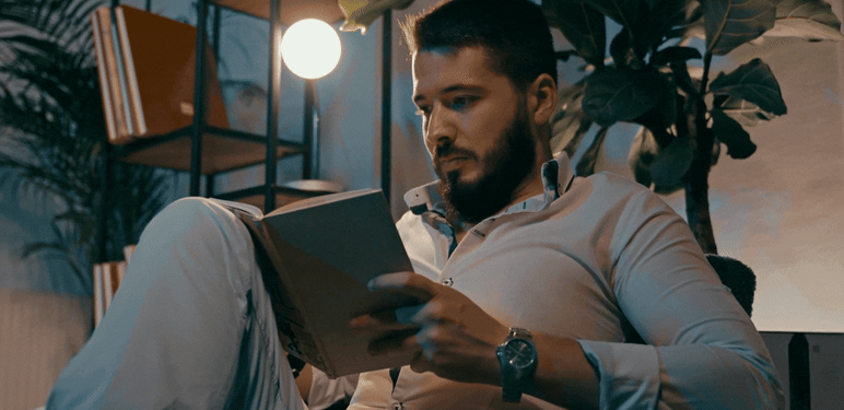 Čitanje i razmišljanje u dnevnom boravku