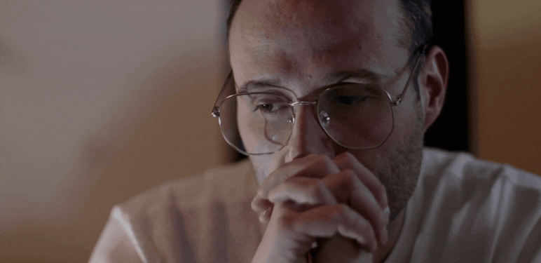 Razmišljanje i skidanje naočala prije trljanja lica